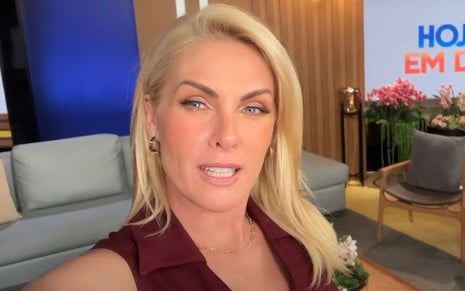 Ana Hickmann gravando vlog para o YouTube no cenário do Hoje em Dia