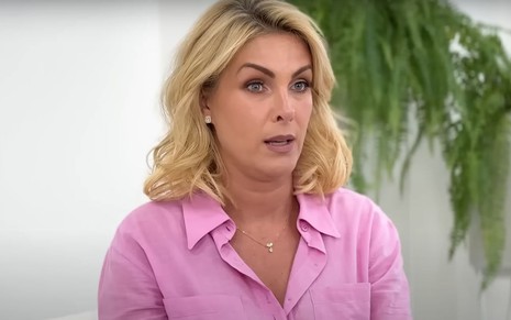 Ana Hickmann em seu canal no YouTube; apresentadora usa camisa rosa