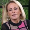 Ana Maria Braga no Mais Você, usando blusa de frio preta com xadrez rosa, e de braços cruzados