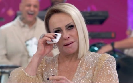 Ana Maria Braga seca lágrimas com lencinho