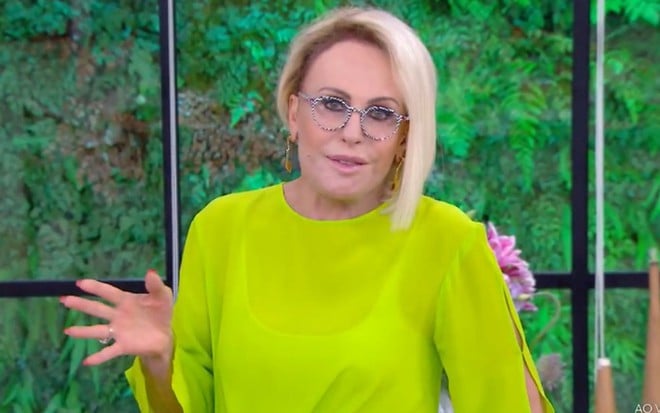 Ana Maria Braga usa uma cardigan verde limão e está séria no Mais Você