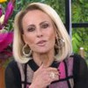 Ana Maria Braga está com uma mão erguida no Mais Você, em edição transmitida em 05/05/2025