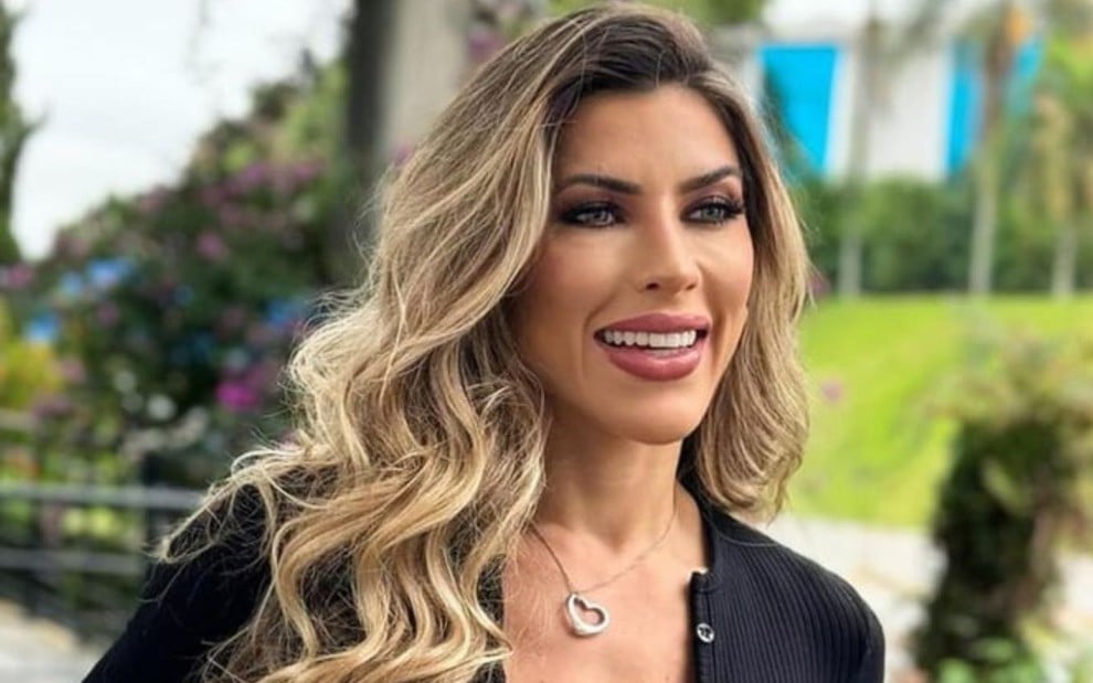 Ana Paula Minerato está sorrindo, em foto publicada no Instagram