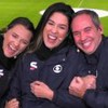 Ana Thaís Matos, Renata Silveira e Caio Ribeiro na cabine de locução do Morumbi, abraçados e sorridentes
