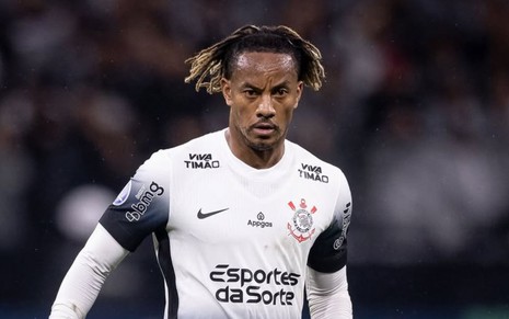 André Carrillo usa uniforme tradicional do Corinthians, em branco e preto, em jogo da Copa Sul-Americana 2025
