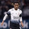 André Carrillo usa uniforme tradicional do Corinthians, em branco e preto, em jogo da Copa Sul-Americana 2025