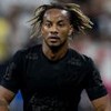 André Carrillo está correndo e bastante suado no jogo Corinthians x Santos