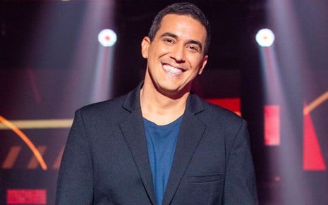 Andre Marques sorridente no palco do The Voice Brasil