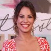Montagem: Andréia Horta sorri e usa vestido vermelho estampado em especial do Caldeirão, e Marcos Palmeira está de braços cruzados, sorri e usa camisa branca