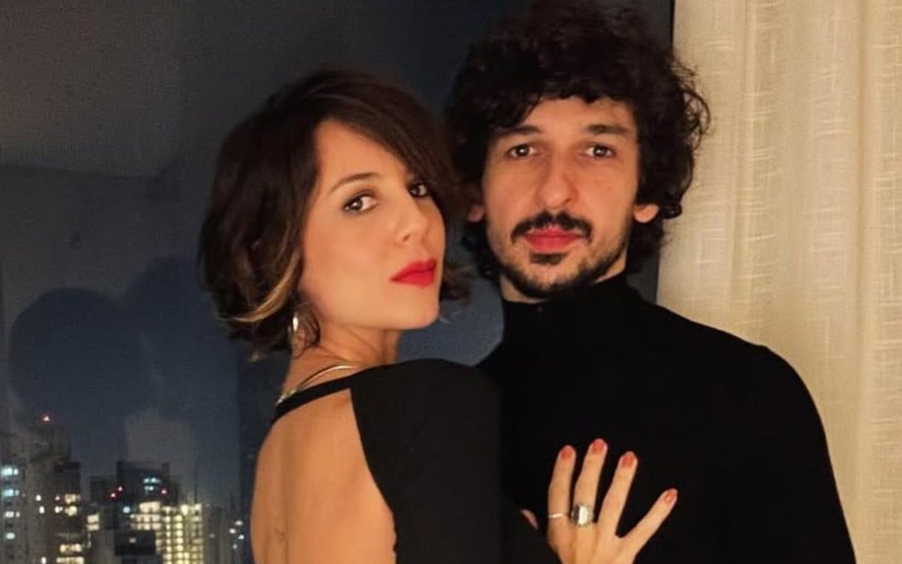 Andréia Horta e Ravel Andrade sérios, abraçados, lado a lado em foto publicada no Instagram