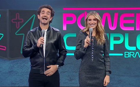 Os apresentadores Felipe Andreolli e Rafa Brites à frente do Power Couple