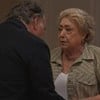 O ator Tony Ramos de costas, olhando para a atriz Suely Franco, séria, em cena de Dona de Mim