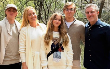 Angélica e Luciano Huck com seus filhos no Instagram