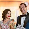Os atores Maria Flor e Eduardo Sterblitch lado a lado, em cenário de Garota do Momento