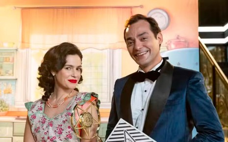 Os atores Maria Flor e Eduardo Sterblitch lado a lado, em cenário de Garota do Momento