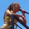 Na montagem: Anitta está apoiada nas grade do trio elétrico, em bloco de Carnaval no Rio de Janeiro