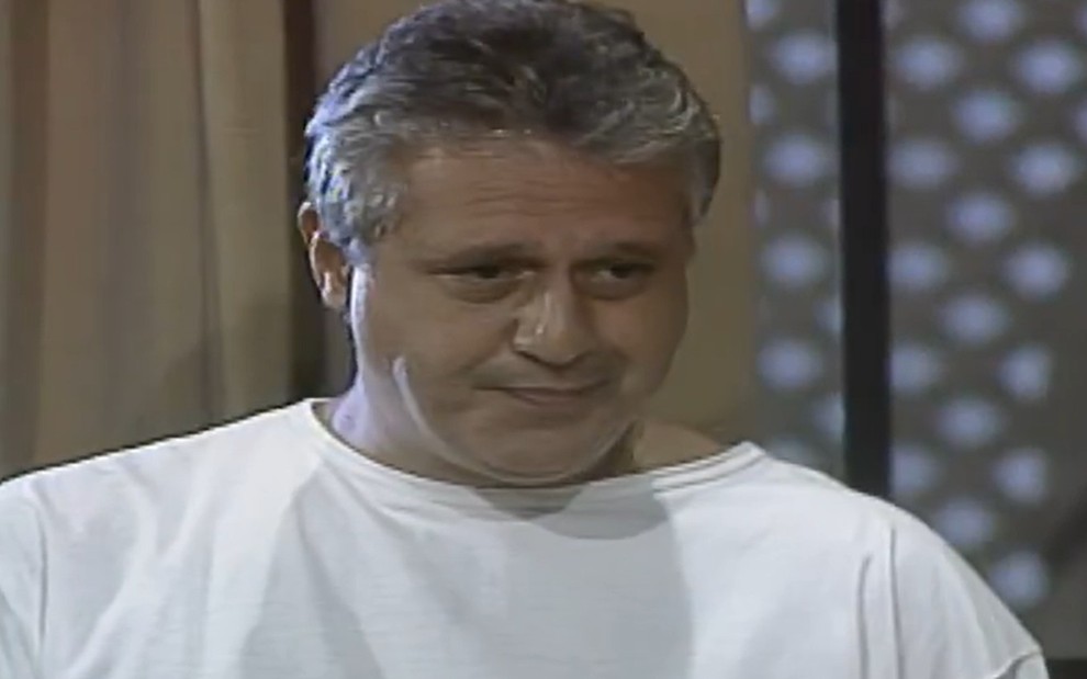 O ator Antonio Fagundes com expressão de deboche em cena de A Viagem (1994)