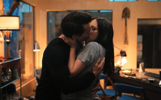 Um homem e uma mulher se beijam com intensidade em cena da série Mythic Quest