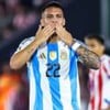 Lautaro Martínez, da Argentina, comemora gol e veste uniforme listrado em branco e azul