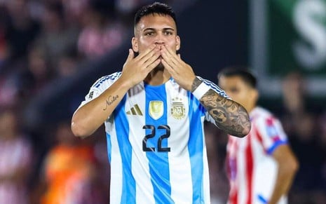 Lautaro Martínez, da Argentina, comemora gol e veste uniforme listrado em branco e azul