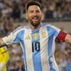 Messi, da Argentina, comemora gol pela seleção e veste uniforme listrado em branco e azul