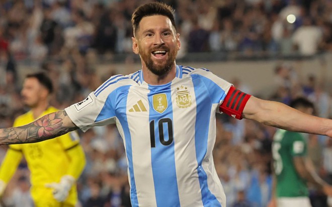 Messi, da Argentina, comemora gol pela seleção e veste uniforme listrado em branco e azul