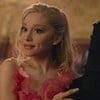 Ariana Grande segurando um chapéu de bruxa em cena de Wicked