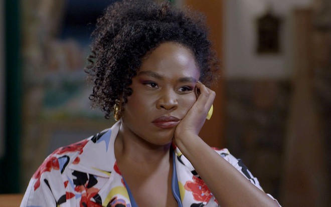 Fafá (Ariane Souza) com expressão triste em cena da novela A Caverna Encantada