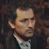 O ator Feyyaz Duman sério, em frente à atriz Seray Kaya em cena de Força de Mulher