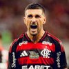 Giogian De Arrascaeta comemora gol do Flamengo ao vivo; ele usa uniforme rubro-negro tradicional do clube