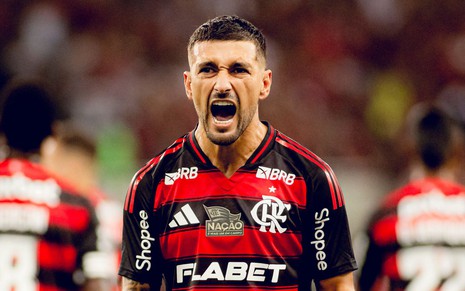 Giogian De Arrascaeta comemora gol do Flamengo ao vivo; ele usa uniforme rubro-negro tradicional do clube