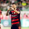 De Arrascaeta faz sinal de coração com as mãos ao comemorar gol do Flamengo ao vivo no Brasileirão