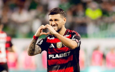 De Arrascaeta faz sinal de coração com as mãos ao comemorar gol do Flamengo ao vivo no Brasileirão