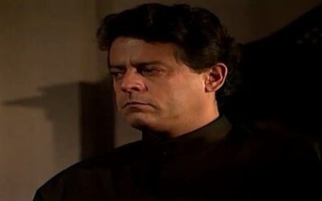 O ator Marcos Paulo com expressão séria em cena de Tieta (1989)