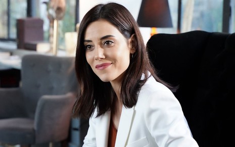 Asya (Cansu Dere) com expressão feliz em cena da novela Iludida