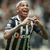 Deyverson, do Atlético-MG, comemora gol durante jogo e veste uniforme listrado em branco e preto