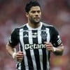 Hulk, do Atlético-MG, veste uniforme listrado em branco e preto durante partida da equipe