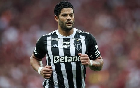 Hulk, do Atlético-MG, veste uniforme listrado em branco e preto durante partida da equipe