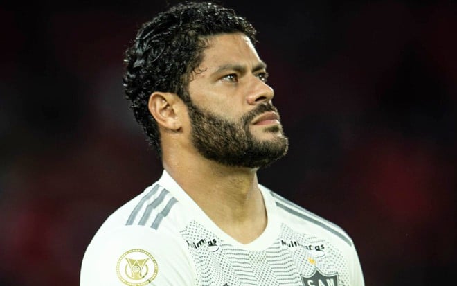 Hulk, do Atlético-MG, veste uniforme branco com detalhes pretos e cinzas durante partida