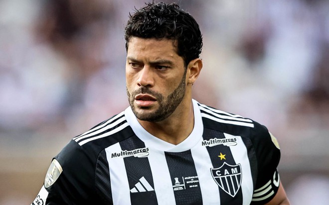 Hulk, do Atlético-MG, veste uniforme listrado em branco e preto durante partida da equipe