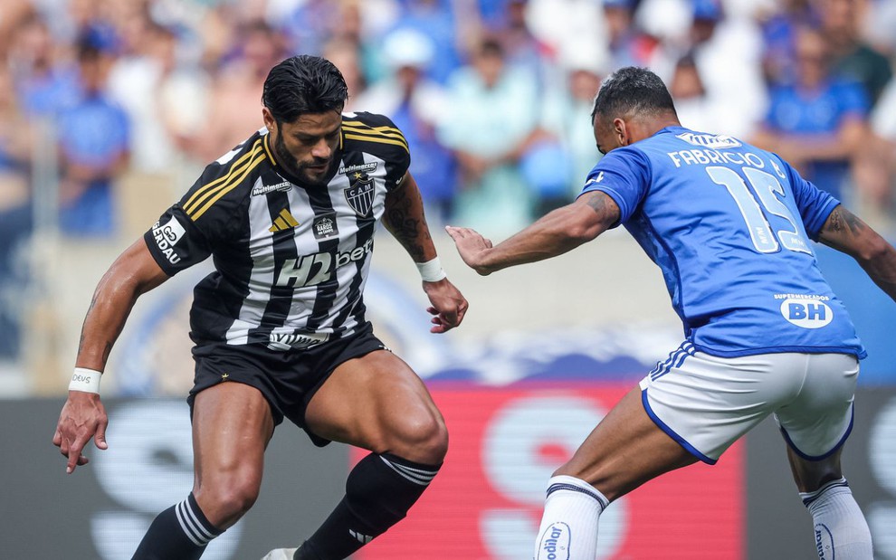 Hulk faz movimento de drible em jogo do Atlético-MG contra o Cruzeiro no Campeonato Mineiro