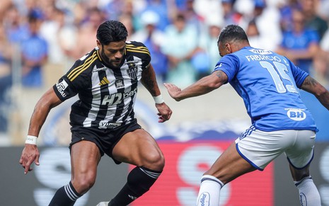 Hulk faz movimento de drible em jogo do Atlético-MG contra o Cruzeiro no Campeonato Mineiro