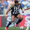 Hulk faz movimento de drible em jogo do Atlético-MG contra o Cruzeiro no Campeonato Mineiro