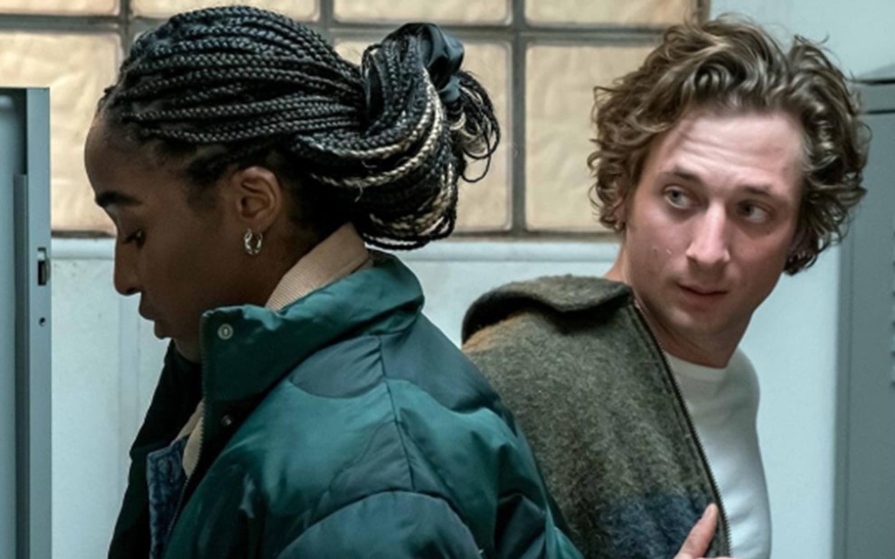 Ayo Edebiri e Jeremy Allen White em cena de O Urso