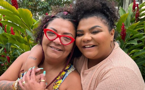Foto mostra Babi Cruz abraçada com Flora Cruz