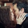 Bahar (Özge Özpirinçci) e Arif (Ahmet Rifat Şungar) em cena de beijo em Força de Mulher