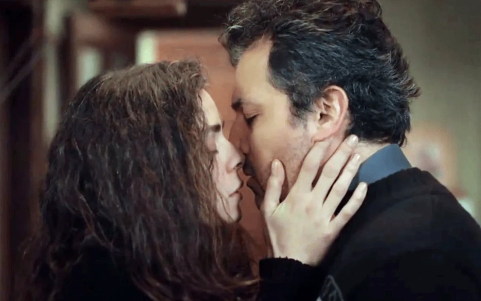 Bahar (Özge Özpirinçci) e Arif (Ahmet Rifat Şungar) em cena de beijo em Força de Mulher
