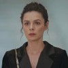 A atriz Özge Özpirinçci com expressão séria em cena de Força de Mulher