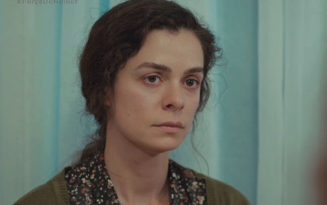Özge Özpirinçci tem expressão triste em cena da novela turca Força de Mulher