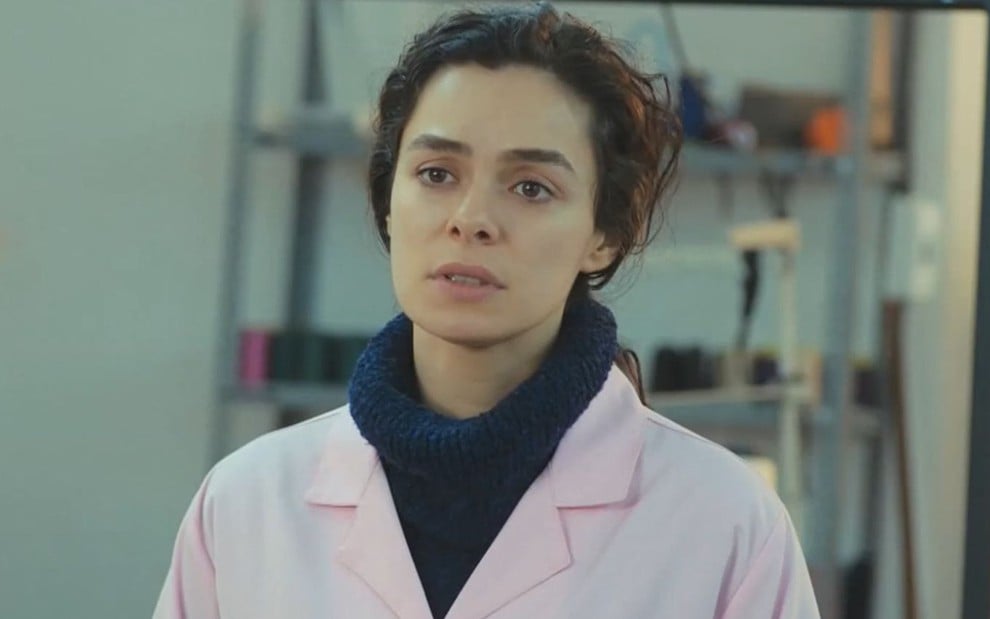 Bahar (Özge Özpirinçci) em cena da novela Força de Mulher